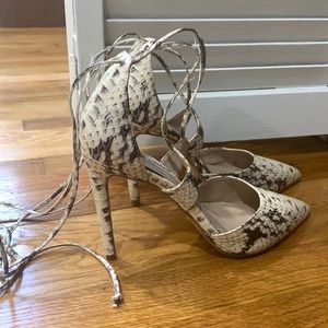 Steve Madden tie up pumps